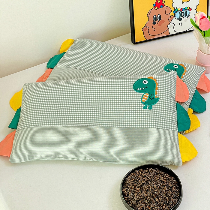 91家纺网 家纺一手货源 找家纺 卓昌枕芯 2025新款卡通全棉纯棉水洗棉儿童荞麦羽丝绒枕头枕芯可拆卸 绿格-恐龙 枕套加荞麦壳内胆30x50cm/只
