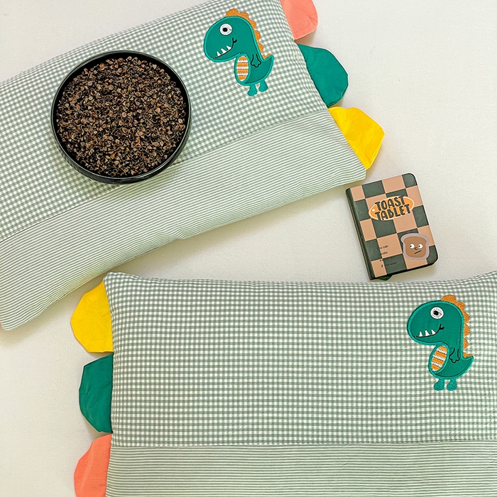 91家纺网 家纺一手货源 找家纺 卓昌枕芯 2025新款卡通全棉纯棉水洗棉儿童荞麦羽丝绒枕头枕芯可拆卸 绿格-恐龙 枕套加荞麦壳内胆30x50cm/只