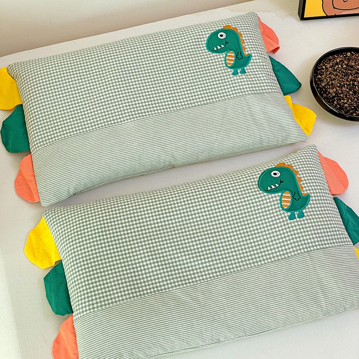 91家纺网 家纺一手货源 找家纺 卓昌枕芯 2025新款卡通全棉纯棉水洗棉儿童荞麦羽丝绒枕头枕芯可拆卸 绿格-恐龙 枕套加荞麦壳内胆30x50cm/只