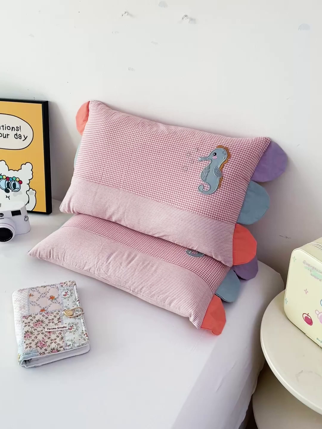 91家纺网 家纺一手货源 找家纺 卓昌枕芯 2025新款卡通全棉纯棉水洗棉儿童荞麦羽丝绒枕头枕芯可拆卸 粉格-海马 枕套加羽丝绒内胆30x50cm/只