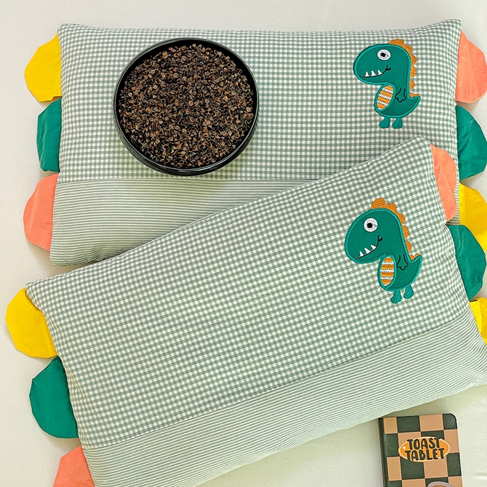 91家纺网 家纺一手货源 找家纺 卓昌枕芯 2025新款卡通全棉纯棉水洗棉儿童荞麦羽丝绒枕头枕芯可拆卸 绿格-恐龙 枕套加羽丝绒内胆30x50cm/只