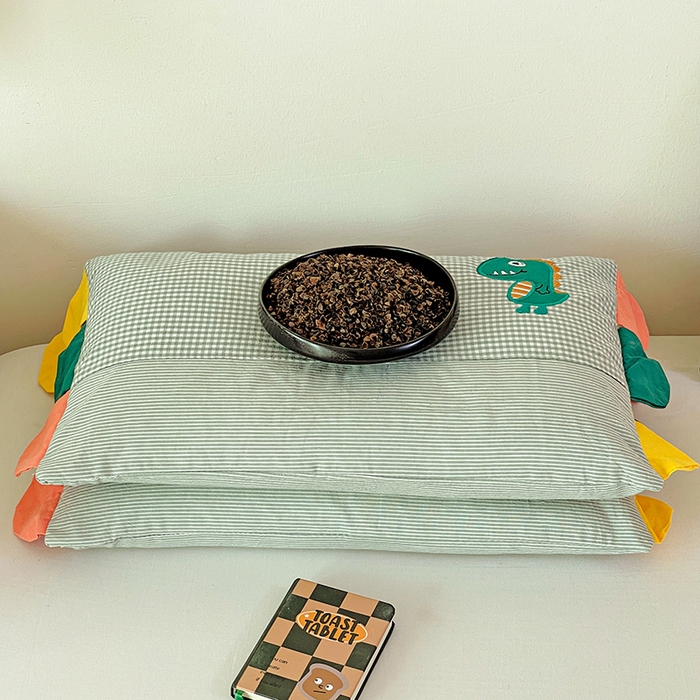 91家纺网 家纺一手货源 找家纺 卓昌枕芯 2025新款卡通全棉纯棉水洗棉儿童荞麦羽丝绒枕头枕芯可拆卸 绿格-恐龙 枕套加羽丝绒内胆30x50cm/只