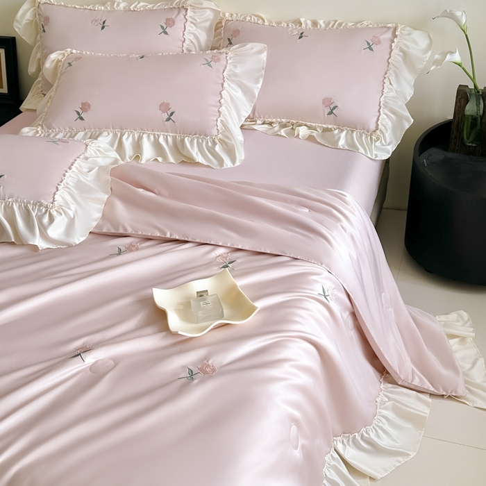 91家纺网 家纺一手货源 找家纺 红嘴企鹅 2025新款冰丝贴边花边夏被夏凉被空调被四件套 冰丝玫瑰花-粉