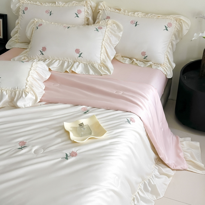 91家纺网 家纺一手货源 找家纺 红嘴企鹅 2025新款冰丝贴边花边夏被夏凉被空调被四件套 冰丝玫瑰花-白粉