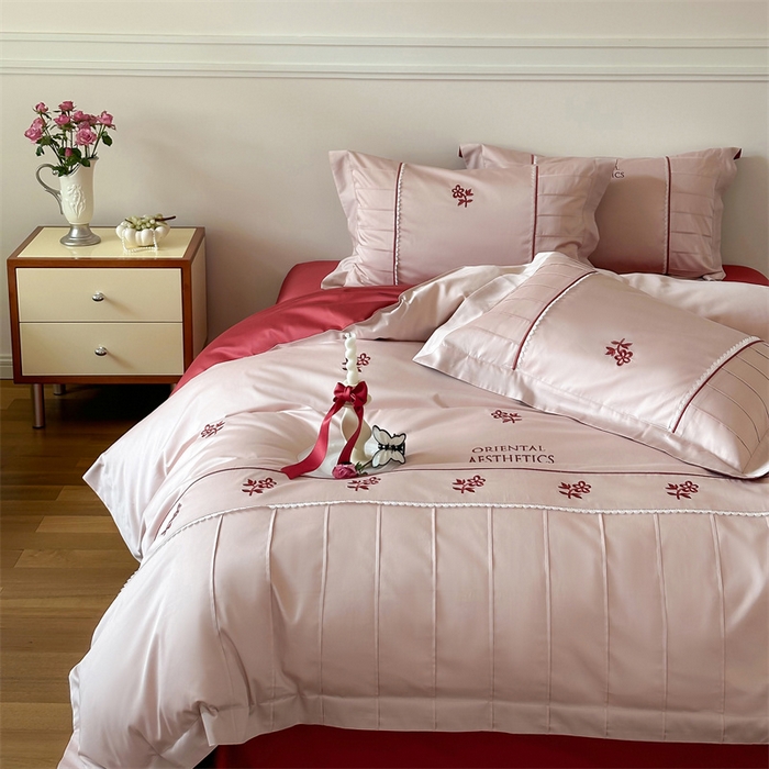 91家纺网 家纺一手货源 找家纺 红番天家居馆 2025新款全棉纯棉贡缎长绒棉手工捏折刺绣蕾丝四件套-觅春 觅春-夹心粉