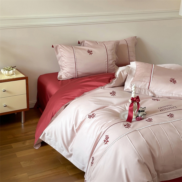 91家纺网 家纺一手货源 找家纺 红番天家居馆 2025新款全棉纯棉贡缎长绒棉手工捏折刺绣蕾丝四件套-觅春 觅春-夹心粉