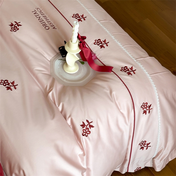 91家纺网 家纺一手货源 找家纺 红番天家居馆 2025新款全棉纯棉贡缎长绒棉手工捏折刺绣蕾丝四件套-觅春 觅春-夹心粉