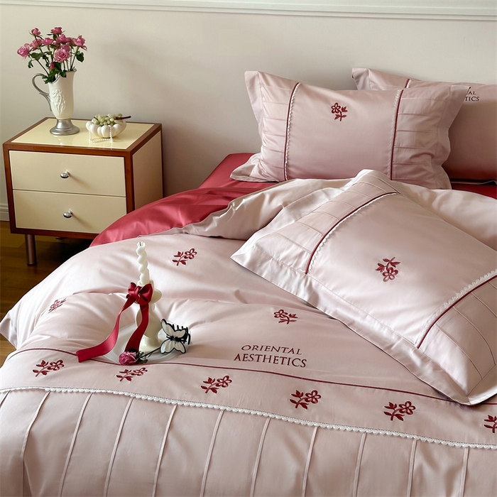 91家纺网 家纺一手货源 找家纺 红番天家居馆 2025新款全棉纯棉贡缎长绒棉手工捏折刺绣蕾丝四件套-觅春 觅春-夹心粉