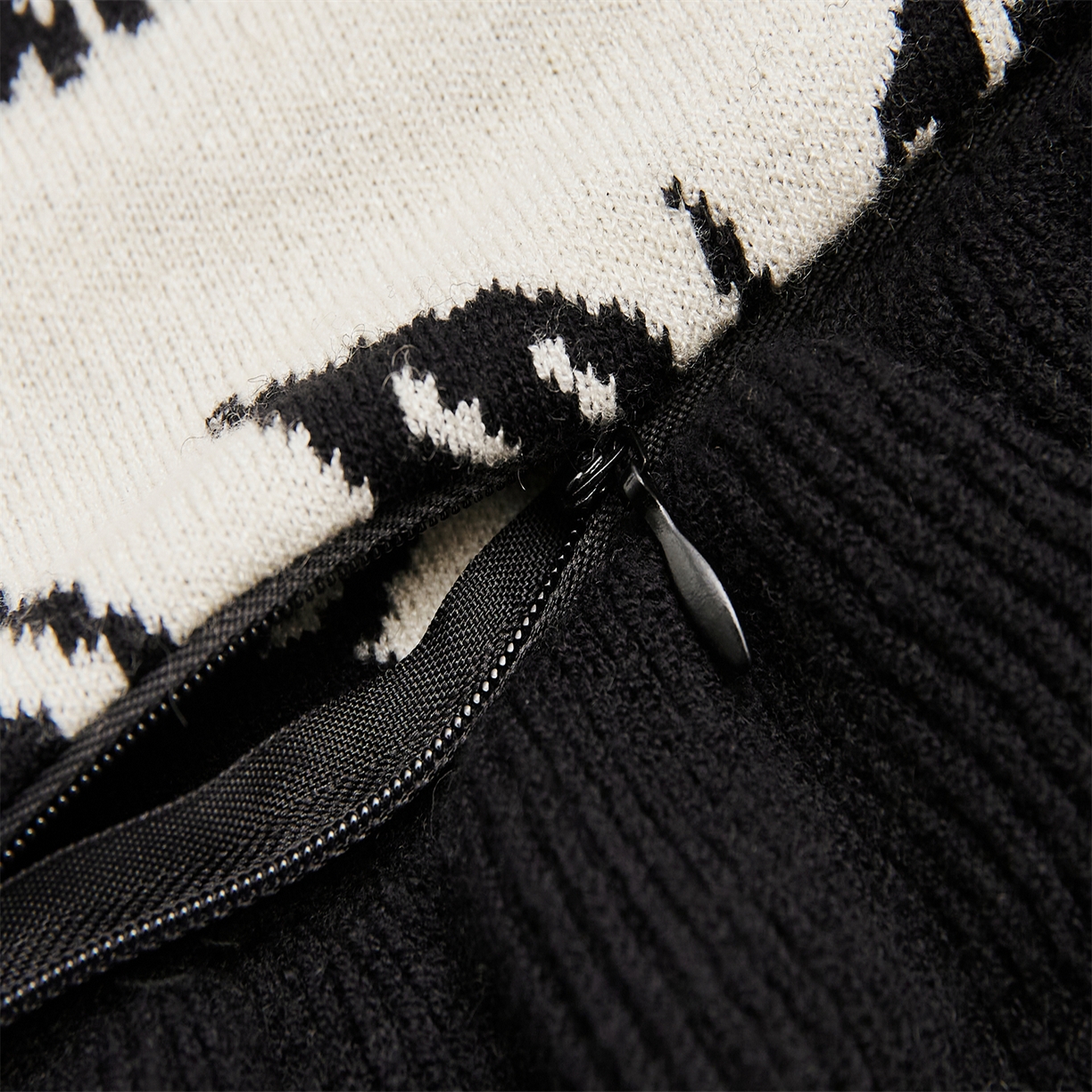 91家纺网 家纺一手货源 找家纺 （总）暖绵绵家纺 2025新款兔绒纱抱枕套-古苏【注：最低零售价：毯子154元、抱枕套（不含芯）48元 】