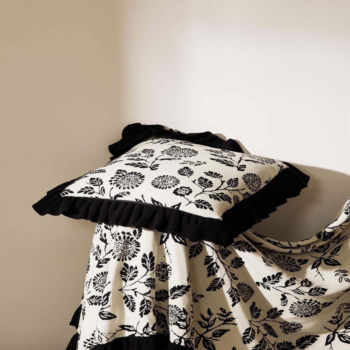 91家纺网 家纺一手货源 找家纺 （总）暖绵绵家纺 2025新款兔绒纱抱枕套-古苏【注：最低零售价：毯子154元、抱枕套（不含芯）48元 】