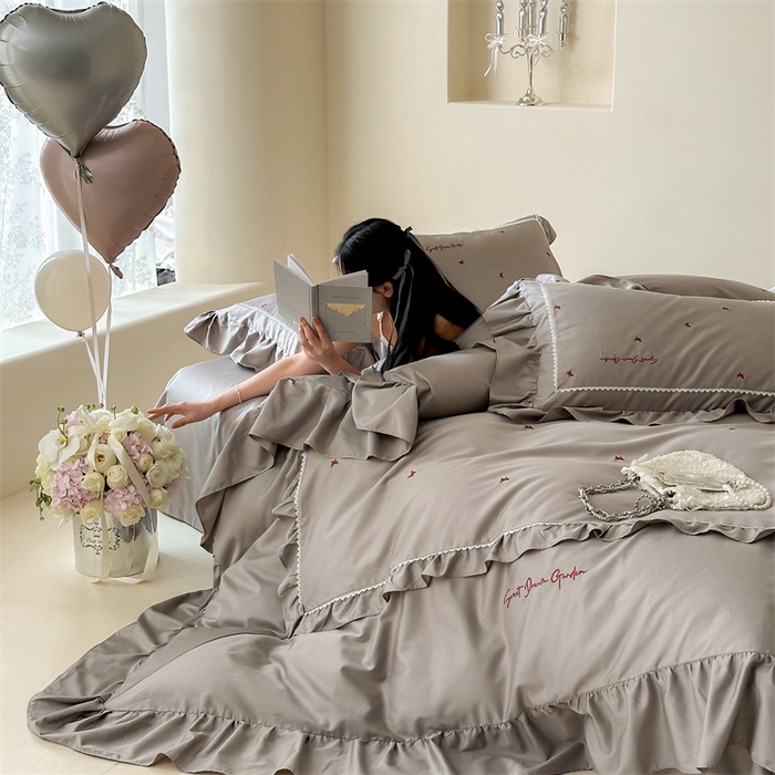 91家纺网 家纺一手货源 找家纺 红番天家居馆 2025新款全棉纯棉贡缎长绒棉法式刺绣花边四件套-蝶梦 蝶梦-星辰灰