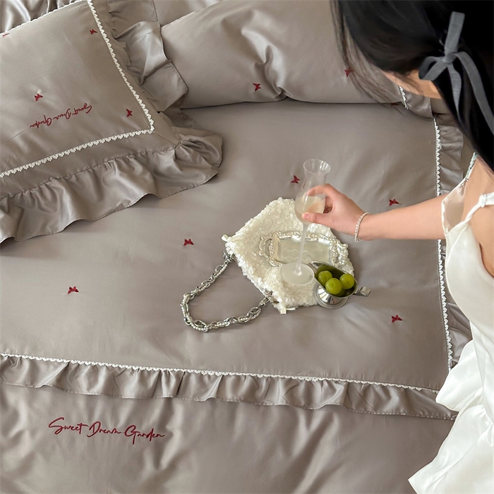 91家纺网 家纺一手货源 找家纺 红番天家居馆 2025新款全棉纯棉贡缎长绒棉法式刺绣花边四件套-蝶梦 蝶梦-星辰灰