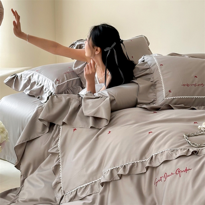 91家纺网 家纺一手货源 找家纺 红番天家居馆 2025新款全棉纯棉贡缎长绒棉法式刺绣花边四件套-蝶梦 蝶梦-星辰灰