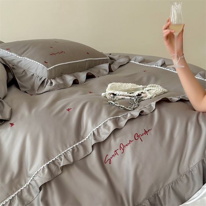 91家纺网 家纺一手货源 找家纺 红番天家居馆 2025新款全棉纯棉贡缎长绒棉法式刺绣花边四件套-蝶梦 蝶梦-星辰灰