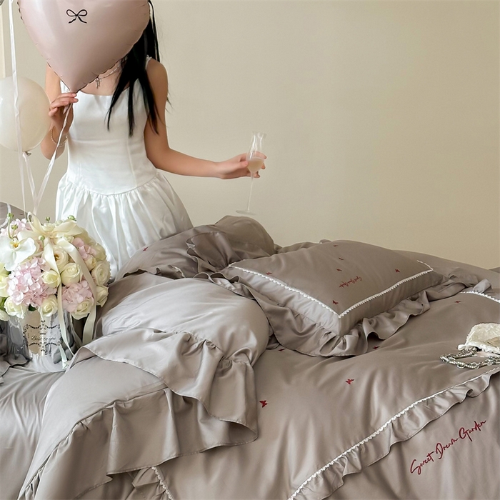 91家纺网 家纺一手货源 找家纺 红番天家居馆 2025新款全棉纯棉贡缎长绒棉法式刺绣花边四件套-蝶梦 蝶梦-星辰灰