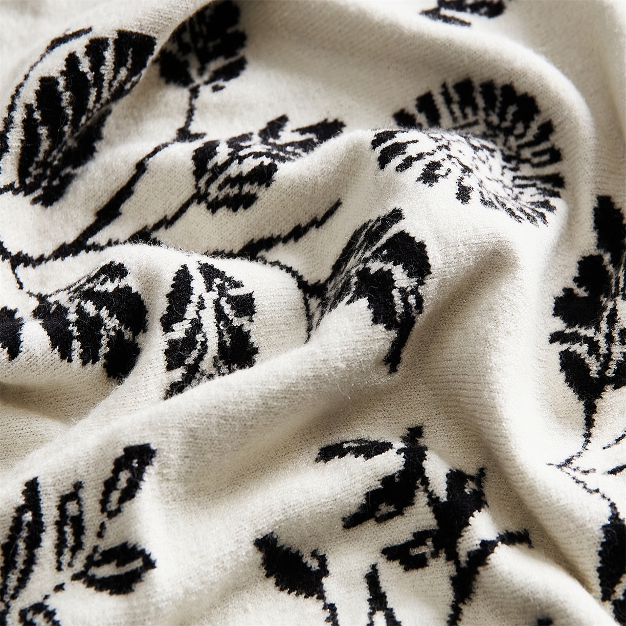 91家纺网 家纺一手货源 找家纺 （总）暖绵绵家纺 2025新款亲肤舒适毯子-古苏【注：最低零售价：毯子154元、抱枕套（不含芯）48元】