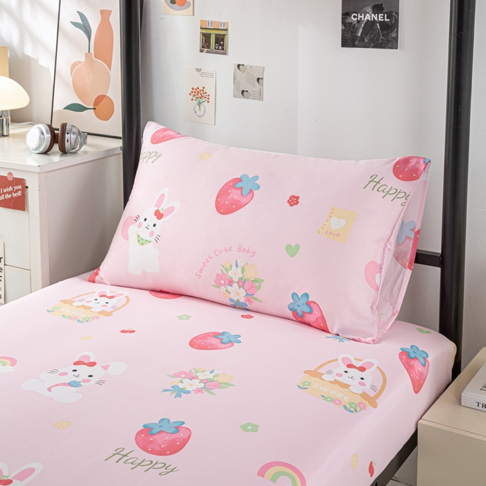 91家纺网 家纺一手货源 找家纺 上学郎家居 2025新款全棉13070学生宿舍三件套单人床床单被套纯棉六件套学生床上用品 草莓兔-粉