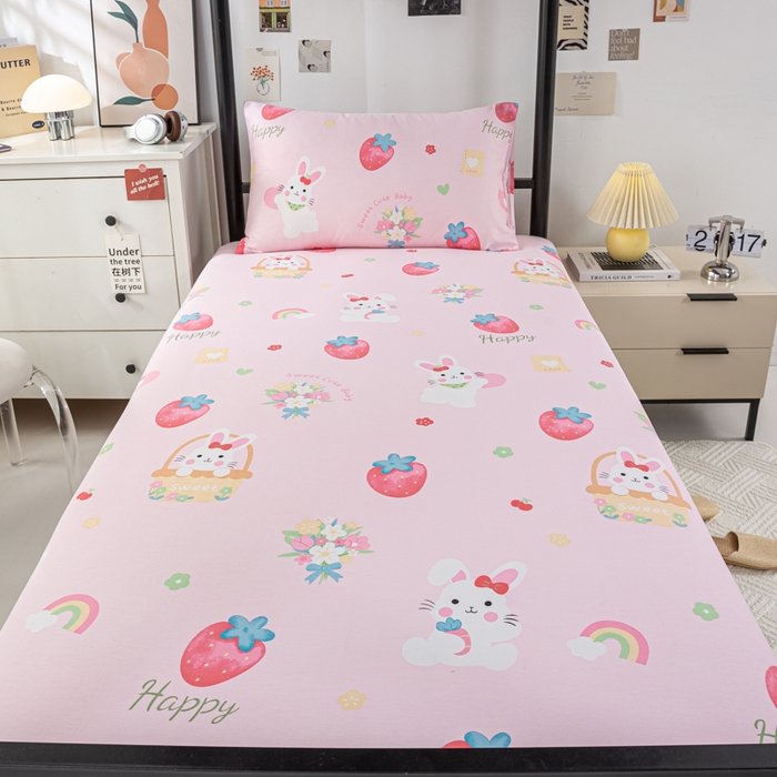 91家纺网 家纺一手货源 找家纺 上学郎家居 2025新款全棉13070学生宿舍三件套单人床床单被套纯棉六件套学生床上用品 草莓兔-粉