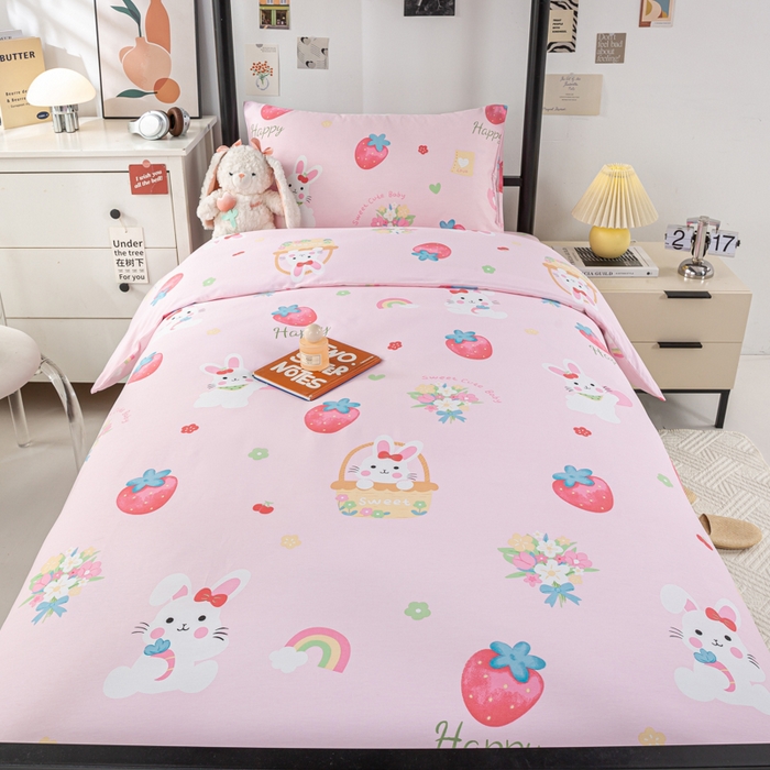 91家纺网 家纺一手货源 找家纺 上学郎家居 2025新款全棉13070学生宿舍三件套单人床床单被套纯棉六件套学生床上用品 草莓兔-粉