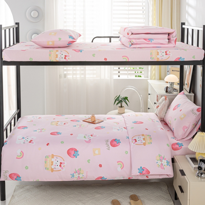 91家纺网 家纺一手货源 找家纺 上学郎家居 2025新款全棉13070学生宿舍三件套单人床床单被套纯棉六件套学生床上用品 草莓兔-粉