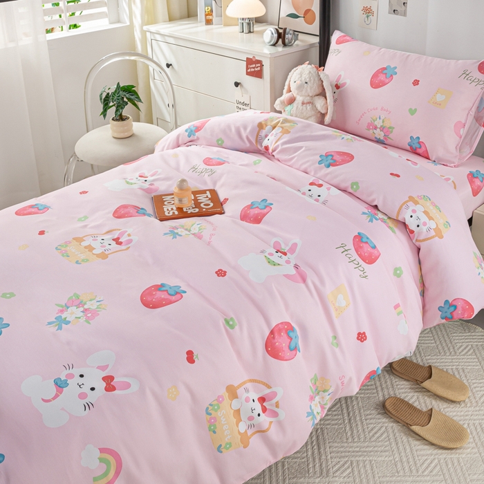 91家纺网 家纺一手货源 找家纺 上学郎家居 2025新款全棉13070学生宿舍三件套单人床床单被套纯棉六件套学生床上用品 草莓兔-粉