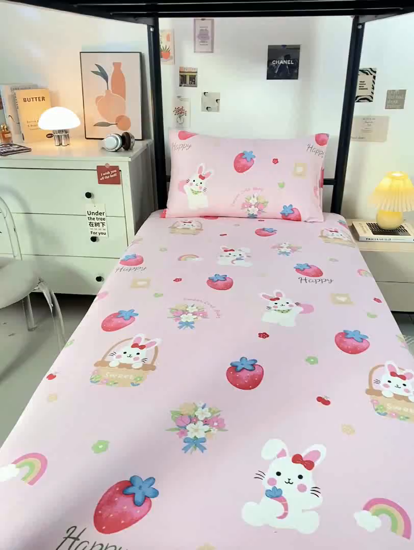 91家纺网 家纺一手货源 找家纺 上学郎家居 2025新款全棉13070学生宿舍三件套单人床床单被套纯棉六件套学生床上用品 草莓兔-粉
