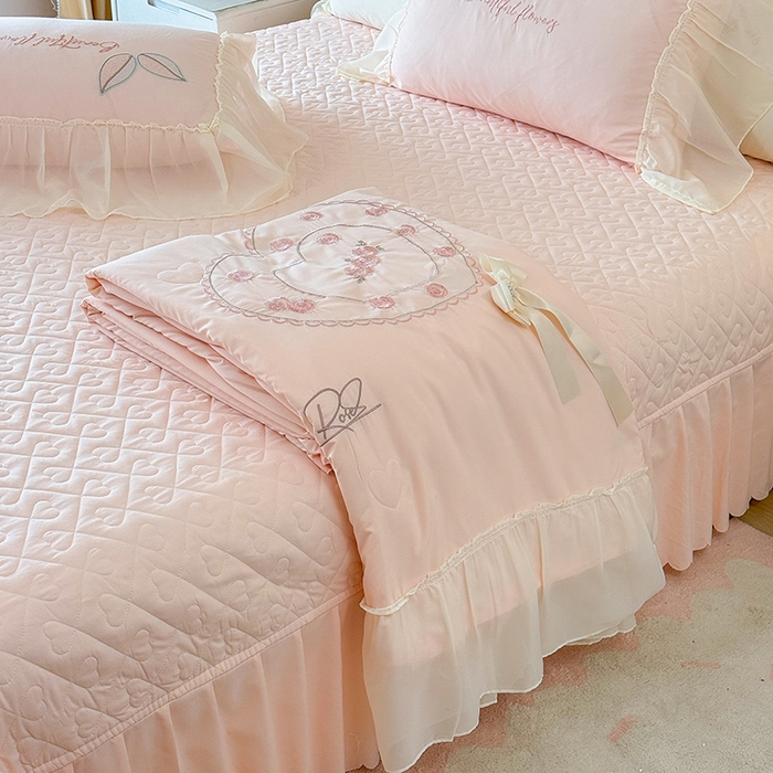 91家纺网 家纺一手货源 找家纺 （总）宅家居 2025新款法式花边浪漫花卉爱心刺绣绗绣床盖夏被夏凉被空调被四件套-玫瑰之恋