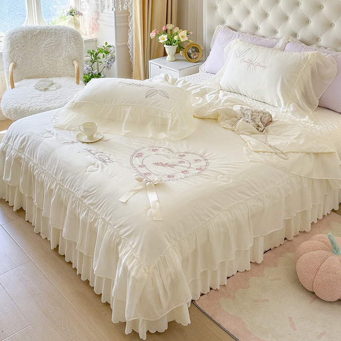 91家纺网 家纺一手货源 找家纺 宅家居 2025新款法式花边浪漫花卉爱心刺绣绗绣床盖夏被夏凉被空调被四件套-玫瑰之恋 玫瑰之恋-奶白