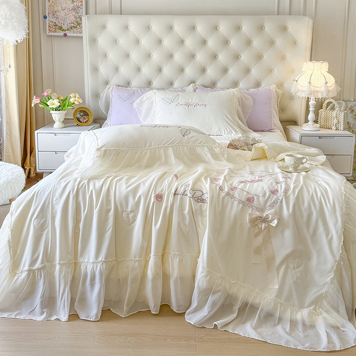 91家纺网 家纺一手货源 找家纺 宅家居 2025新款法式花边浪漫花卉爱心刺绣绗绣床盖夏被夏凉被空调被四件套-玫瑰之恋 玫瑰之恋-奶白