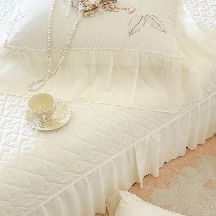 91家纺网 家纺一手货源 找家纺 宅家居 2025新款法式花边浪漫花卉爱心刺绣绗绣床盖夏被夏凉被空调被四件套-玫瑰之恋 玫瑰之恋-奶白