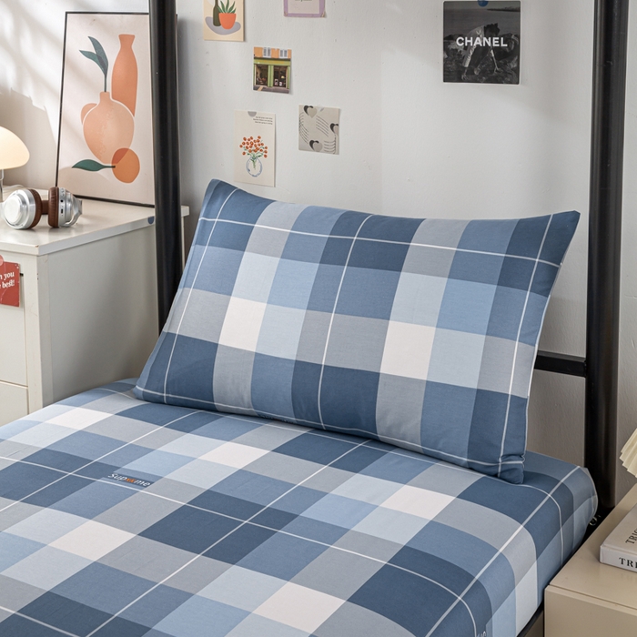 91家纺网 家纺一手货源 找家纺 上学郎家居 2025新款全棉13070学生宿舍三件套单人床床单被套纯棉六件套学生床上用品 风的印记-蓝