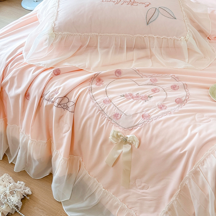 91家纺网 家纺一手货源 找家纺 宅家居 2025新款法式花边浪漫花卉爱心刺绣绗绣床盖夏被夏凉被空调被四件套-玫瑰之恋 玫瑰之恋-粉色