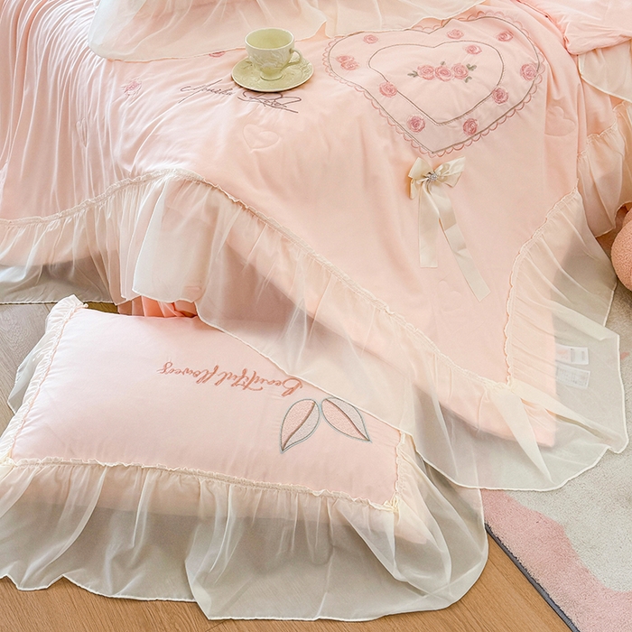 91家纺网 家纺一手货源 找家纺 宅家居 2025新款法式花边浪漫花卉爱心刺绣绗绣床盖夏被夏凉被空调被四件套-玫瑰之恋 玫瑰之恋-粉色