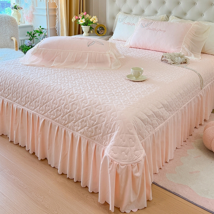 91家纺网 家纺一手货源 找家纺 宅家居 2025新款法式花边浪漫花卉爱心刺绣绗绣床盖夏被夏凉被空调被四件套-玫瑰之恋 玫瑰之恋-粉色