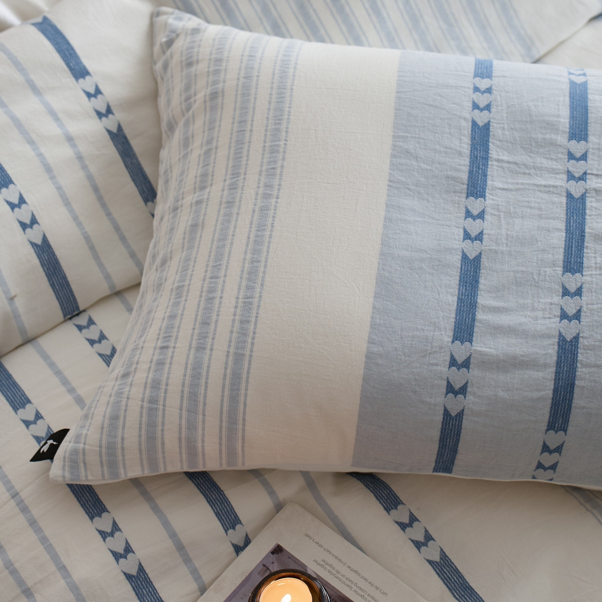 91家纺网 家纺一手货源 找家纺 安莱生活 2025新色织爱心提花条纹系列四件套 蓝汐纹心