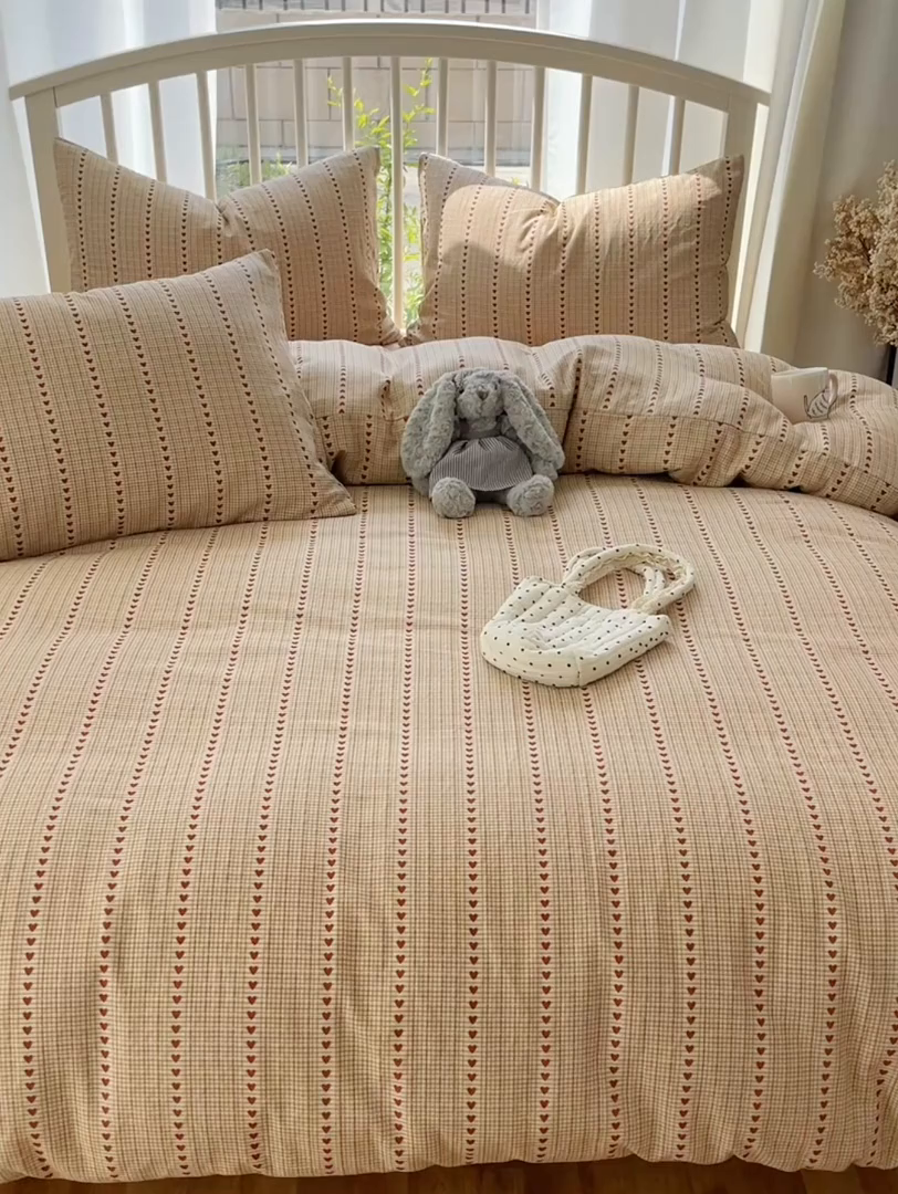 91家纺网 家纺一手货源 找家纺 XIWEN-希文家纺 2025新款A类全棉纯棉有氧双层纱四件套 竖条爱心-咖