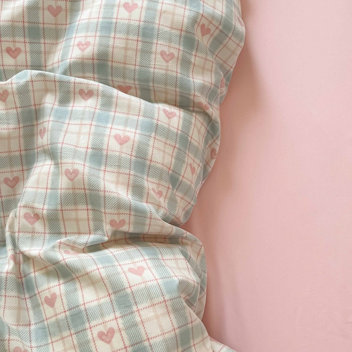 91家纺网 家纺一手货源 找家纺 罗亿家纺 2025新款软绵绵的双拼印花小清新水洗云朵棉四件套（含买家秀场景二） 温暖粉心