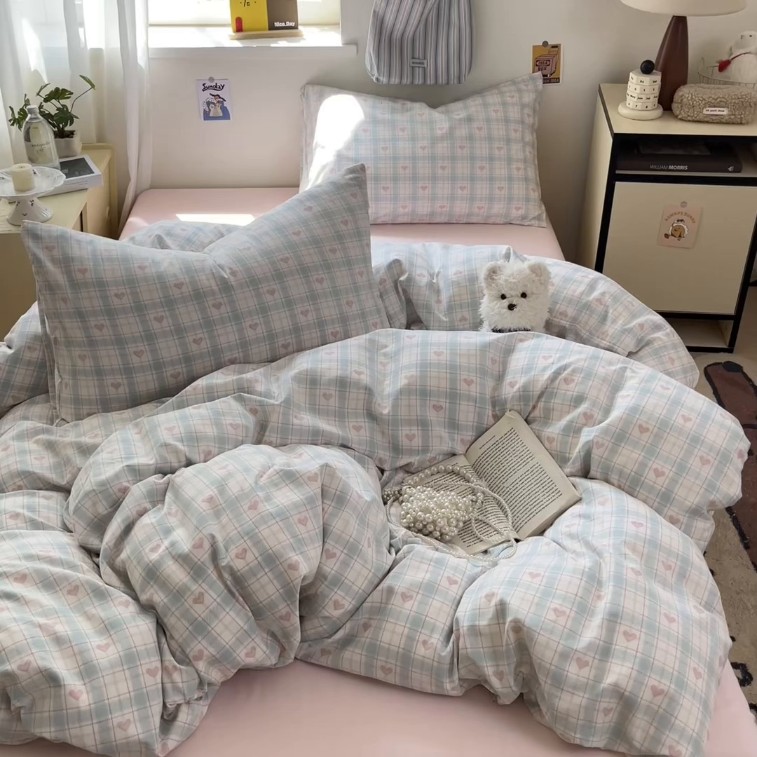 91家纺网 家纺一手货源 找家纺 罗亿家纺 2025新款软绵绵的双拼印花小清新水洗云朵棉四件套（含买家秀场景二） 温暖粉心