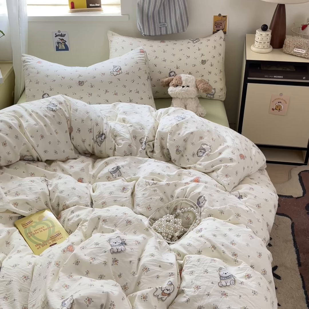 91家纺网 家纺一手货源 找家纺 罗亿家纺 2025新款软绵绵的双拼印花小清新水洗云朵棉四件套（含买家秀场景二） 呼噜小狗