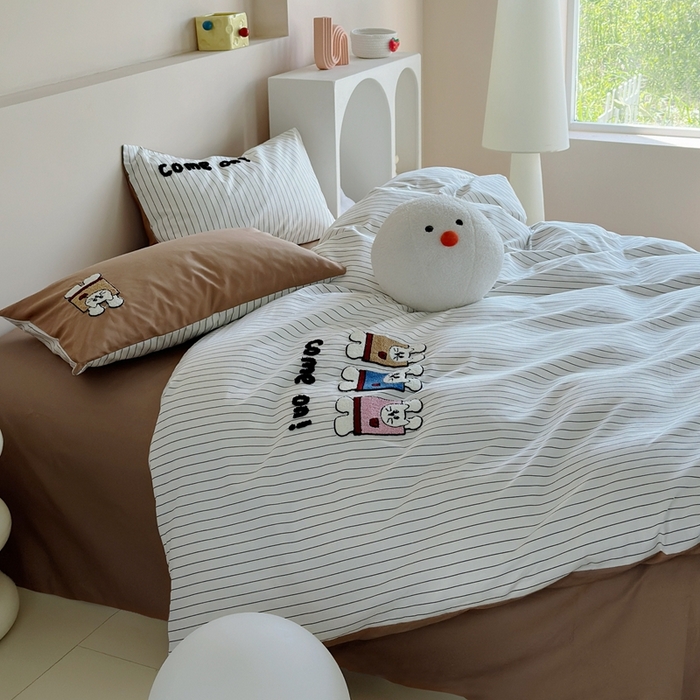 91家纺网 家纺一手货源 找家纺 2025新款全棉印花加绣花四件套 举手兔-咖