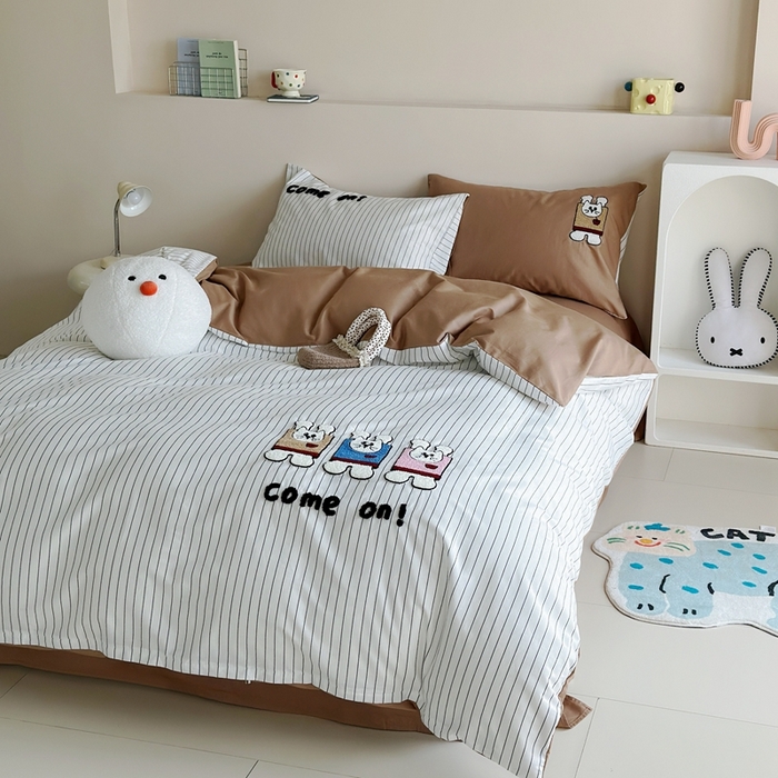 91家纺网 家纺一手货源 找家纺 2025新款全棉印花加绣花四件套 举手兔-咖