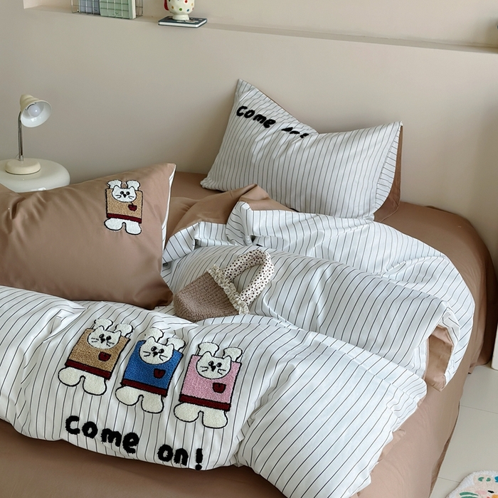 91家纺网 家纺一手货源 找家纺 2025新款全棉印花加绣花四件套 举手兔-咖