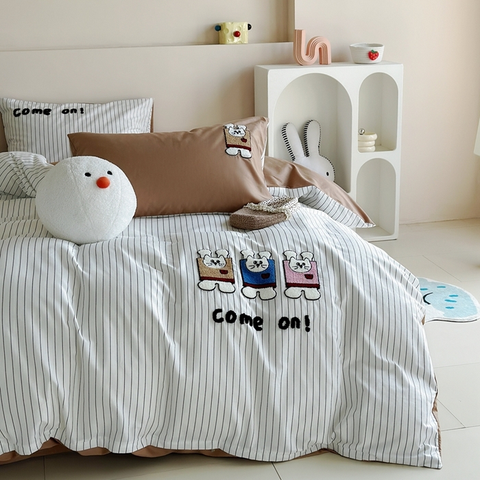 91家纺网 家纺一手货源 找家纺 2025新款全棉印花加绣花四件套 举手兔-咖