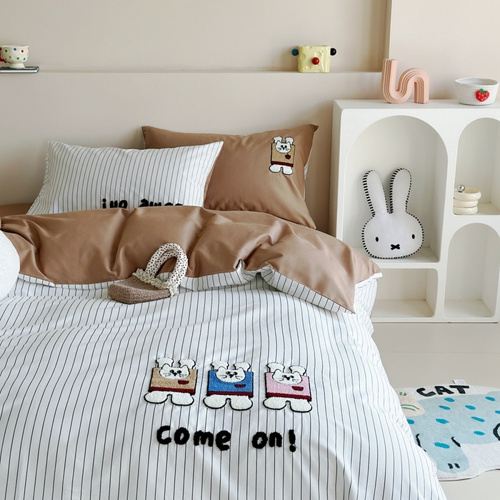 91家纺网 家纺一手货源 找家纺 2025新款全棉印花加绣花四件套 举手兔-咖