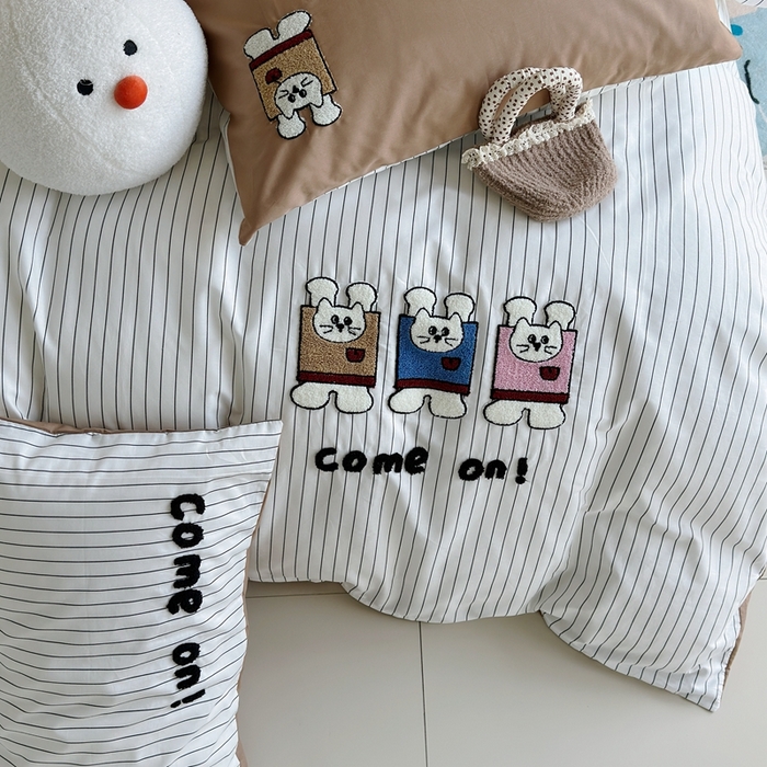 91家纺网 家纺一手货源 找家纺 2025新款全棉印花加绣花四件套 举手兔-咖