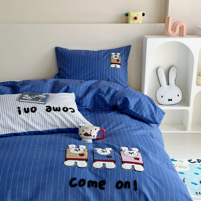 91家纺网 家纺一手货源 找家纺 2025新款全棉印花加绣花四件套 举手兔-蓝