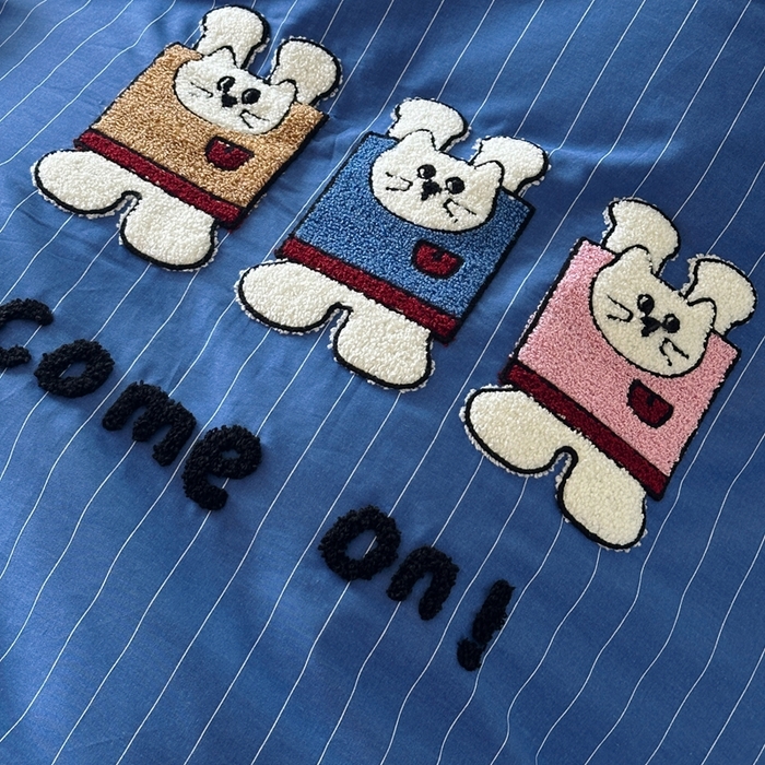 91家纺网 家纺一手货源 找家纺 2025新款全棉印花加绣花四件套 举手兔-蓝