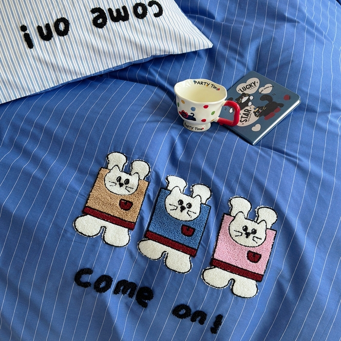 91家纺网 家纺一手货源 找家纺 2025新款全棉印花加绣花四件套 举手兔-蓝