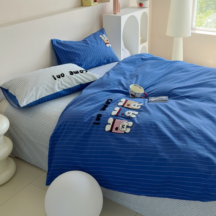 91家纺网 家纺一手货源 找家纺 2025新款全棉印花加绣花四件套 举手兔-蓝