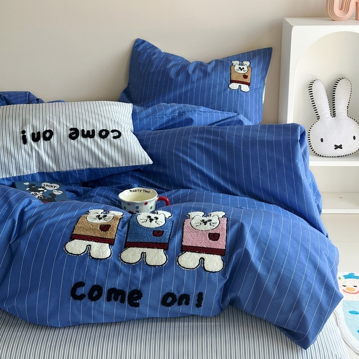 91家纺网 家纺一手货源 找家纺 2025新款全棉印花加绣花四件套 举手兔-蓝